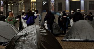 Milano, tende davanti al Comune per chiedere maggior accoglienza per le persone senza dimora: “Vi mostriamo cosa accade in strada”