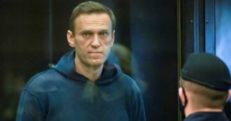 Copertina di Alexei Navalny racconta su Twitter la sua routine in carcere: “Ore su una panca di legno a fissare il ritratto di Putin”