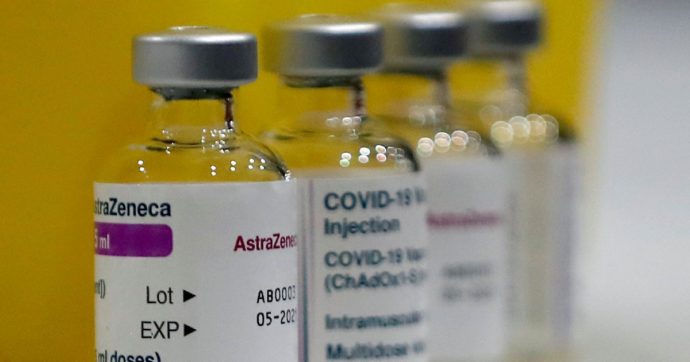 Vaccini, media: “A marzo Astrazeneca ha tagliato del 25% le dosi da consegnare all’Unione europea”