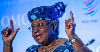 Ngozi Okonjo-Iweala, chi è la prima donna (africana) a capo del Wto che vuole ‘abbattere ostacoli della proprietà intellettuale su vaccini’