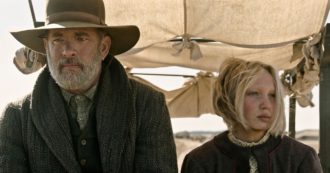Copertina di Notizie dal Mondo, il primo western per Tom Hanks: ex capitano e cantastorie dolente in viaggio per salvare una bambina