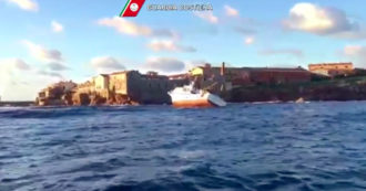 Copertina di Sardegna, peschereccio si incaglia sugli scogli all’Isola Piana: le immagini della barca piegata su un lato – Video
