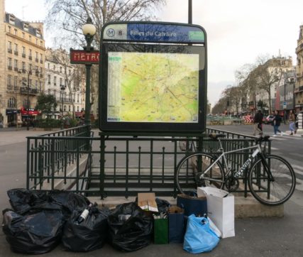 Copertina di Ludovic, il netturbino di Parigi “star” dei social  che insegna come riciclare i rifiuti