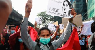 Copertina di Birmania, terzo giorno di proteste: militari minacciano risposta dura. Ue e Uk chiedono riunione Onu