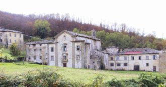 Copertina di A.A.A. luoghi sacri vendonsi. Buonsollazzo, grandi affari