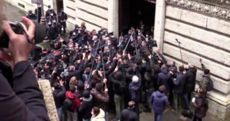 Copertina di Governo Draghi, l’arrivo di Berlusconi a Montecitorio tra la ressa di fotografi e giornalisti – Video