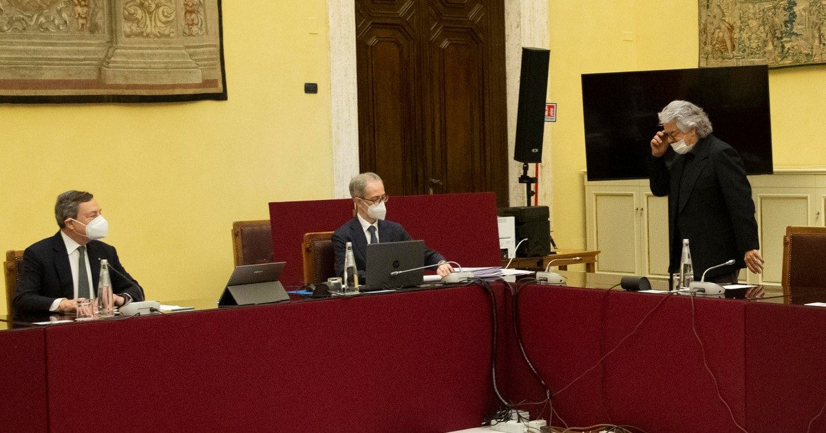 Grillo: “Voto su Rousseau? Aspettiamo che parli Draghi. È grillino: ha detto che abbiamo cambiato la politica. Per lui il reddito di cittadinanza è una grande idea”
