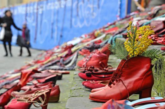 Copertina di Femminicidi, la terribile conta del 2021: una donna uccisa ogni sei giorni