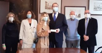 Copertina di Cremona, donano all’ospedale il loro regalo di nozze: “50mila euro per macchinari e sedie. Il nostro gesto d’amore rallentato da burocrazia”