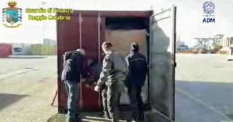 Copertina di Gioia Tauro, la Guardia di finanza ha sequestrato 1300 chili di cocaina nascosti nei container carichi di caffè (video)