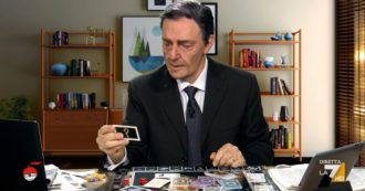 Copertina di Neri Marcorè, su La7 l’imitazione di Mario Draghi che gioca a Monopoly con Lagarde e Merkel. E il finale è a sorpresa