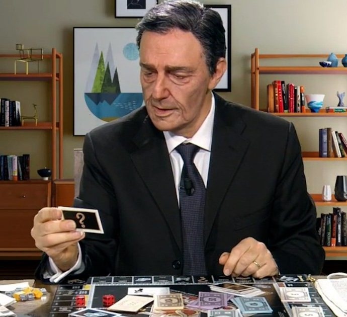 Neri Marcorè, su La7 l’imitazione di Mario Draghi che gioca a Monopoly con Lagarde e Merkel. E il finale è a sorpresa