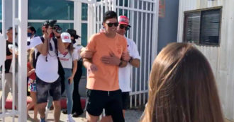 Il campione di football Tom Brady ubriaco non riesce a camminare da solo: la festa dopo il SuperBowl lo ha ridotto così – Video