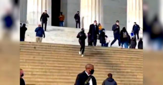 Copertina di Kamala Harris si allena lungo le scale del Lincoln Memorial: il training della vicepresidente Usa tra le persone – Video