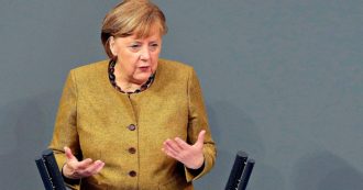 Merkel: “C’erano i segnali, non abbiamo agito abbastanza presto. Ora le varianti del Covid minacciano i successi raggiunti”