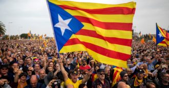 Copertina di Catalogna, gli indipendentisti governeranno insieme. I due obiettivi comuni: autonomia e indulto ai politici “secessionisti”
