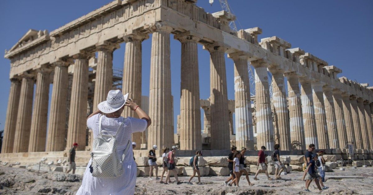 Coronavirus, le idee per la mobilità sicura: in Ungheria certificato agli immuni. Accordo Grecia-Israele per fare viaggiare in libertà i vaccinati