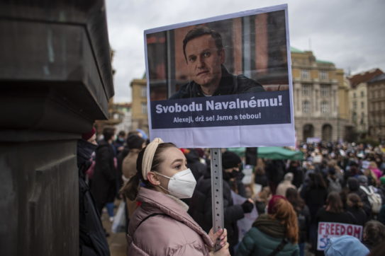 Copertina di Abbracci e luci al Led: la Russia protesta tentando di non farsi (più) arrestare