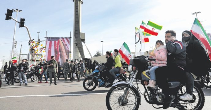 Copertina di Si celebra la Rivoluzione: l’ayatollah ride, gli altri no