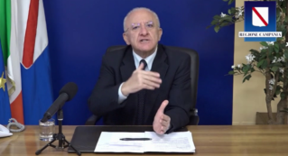 Copertina di Covid, De Luca: “Noi fuori da zona gialla se governo non interviene con misure nazionali. Le corsie dei nostri ospedali sono ingolfate”