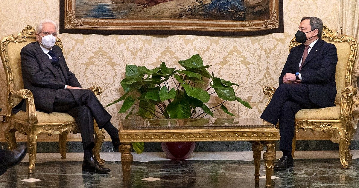 Draghi, il governo “dei competenti”? Con il manuale Cencelli. I ministri: 15 politici e 8 tecnici. Quattro del M5s, 3 di FI, Pd, Lega. Uno per Iv e Leu. Le novità: Cingolani e Colao a ecologia e digitale