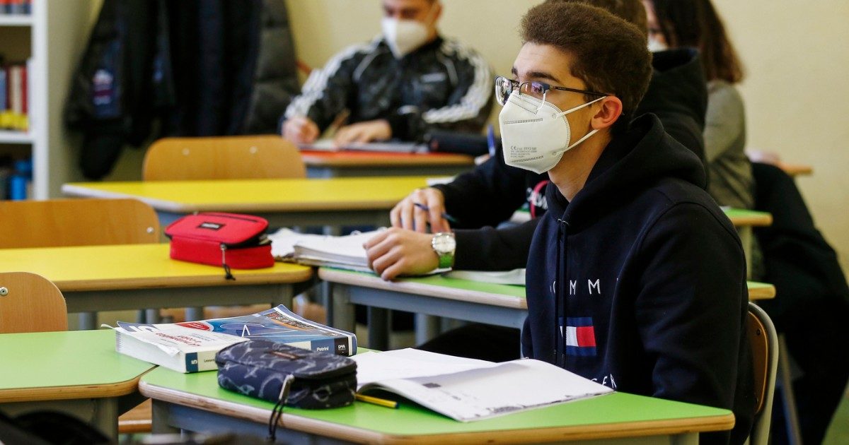 Scuola fino a fine giugno, l’ipotesi che divide. I favorevoli: “Recuperare tempo perso con la pandemia”. Sindacati: “Idea stravagante”
