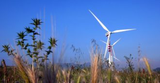 Copertina di Bollette, non è la transizione green a spingere prezzi. Legambiente: “Generazione distribuita da rinnovabili ed efficienza energetica faranno risparmiare 1,1 miliardi di qui al 2030”