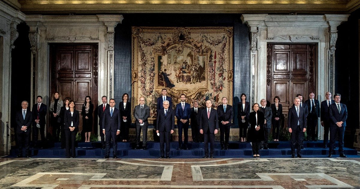 Governo Draghi, il giorno del giuramento dei 23 ministri dell’esecutivo costruito col bilancino. Poi la cerimonia della campanella con Conte