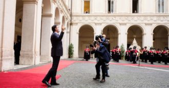 Copertina di Governo, Conte passa la campanella a Draghi. Fatto fuori da una manovra di palazzo, esce tra gli applausi dei dipendenti di Chigi