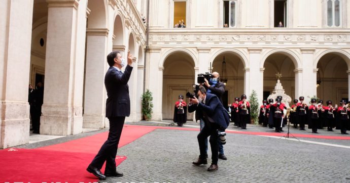 Governo, Conte passa la campanella a Draghi. Fatto fuori da una manovra di palazzo, esce tra gli applausi dei dipendenti di Chigi