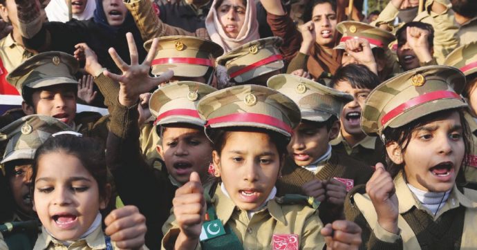 Le bambine vanno in guerra. La parità dei mini-eserciti