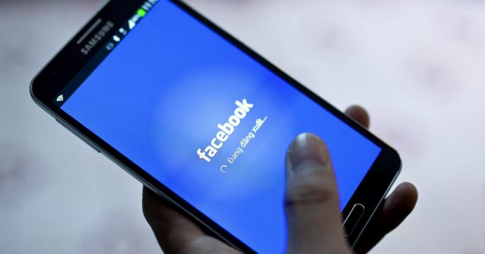 No vax, Facebook cancella centinaia di account della rete V_V: “Facevano squadrismo di massa contro medici, politici e giornalisti”