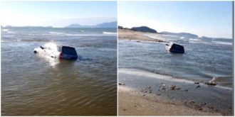 Copertina di Napoli, auto mare a Licola. Indignazione sui social: “Come ci è arrivata?”(video)