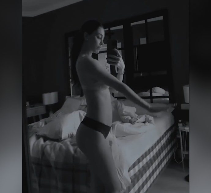 Belen Rodriguez si mostra al quinto mese di gravidanza e i fan l’attaccano: “Dov’è la pancia? Troppo magra” – VIDEO
