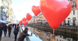 Copertina di San Valentino colpisce a Milano: invasione di palloncini a forma di cuore (e persone) sui Navigli