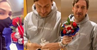 Copertina di Francesco Totti non apprezza il regalo di San Valentino della moglie: “Ah Ilary…ma vattene a fa****o!” – VIDEO