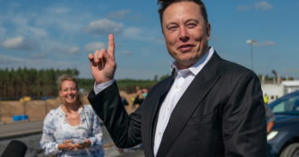 Copertina di Elon Musk perde 27 miliardi di dollari in una settimana: non è più l’uomo più ricco del mondo