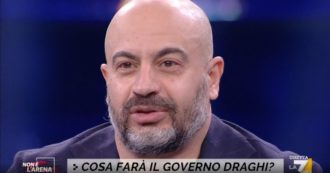 Copertina di Gianluigi Paragone a Non è l’Arena: “Draghi grillino? Beppe Grillo ormai parla a vanvera”. E sul M5S: “Un po’ di persone andranno via”