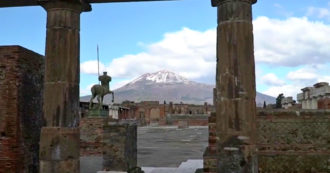 Copertina di Neve sul Vesuvio, il vulcano imbiancato visto dal sito archeologico: le immagini suggestive – Video