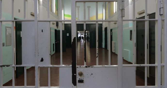 Nuove regole sulle perquisizioni in carcere: bisognerà prima informare il garante. Polizia penitenziaria: “Così saranno inutili”