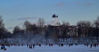 Copertina di Berlino, famiglie si radunano sul lago ghiacciato per pattinare: elicottero della polizia vola a bassa quota per disperdere assembramenti
