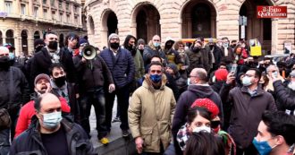 Copertina di Genova, tensione alla protesta dei ristoratori contro le misure anti-Covid: cori, insulti e strade bloccate. Investite due manifestanti