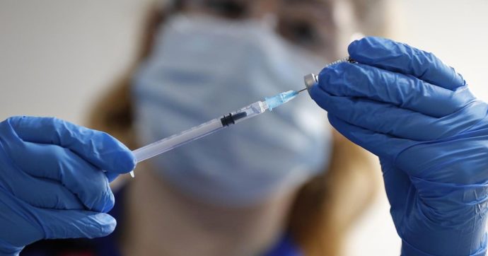 “Giornalisti oggi possono fare il vaccino AstraZeneca”: polemiche sulla nota ‘informale’ dell’Asl di Treviso per sopperire alle rinunce