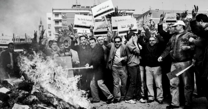 Copertina di I “Topi di fogna” in rivolta: dopo 42 anni, da Bengasi parte la caccia a Gheddafi