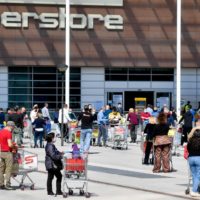 L’Italia si mette in coda fuori dai supermercati per fare la spesa, in alcuni giorni si arriva ad aspettare anche un’ora prima di entrare (LaPresse/Claudio Furlan)