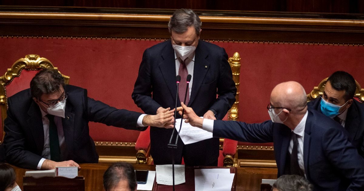 Governo Draghi, il Senato approva la fiducia con 262 voti a favore. 15 M5s votano contro: tra loro anche Lezzi e Morra. Il premier: “Confermo l’impegno a inserire la tutela dell’ambiente in Costituzione”