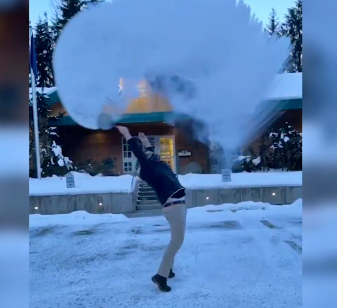 Acqua bollente a contatto con l’aria? L’esperimento in Alaska a -12 gradi è spettacolare – Video