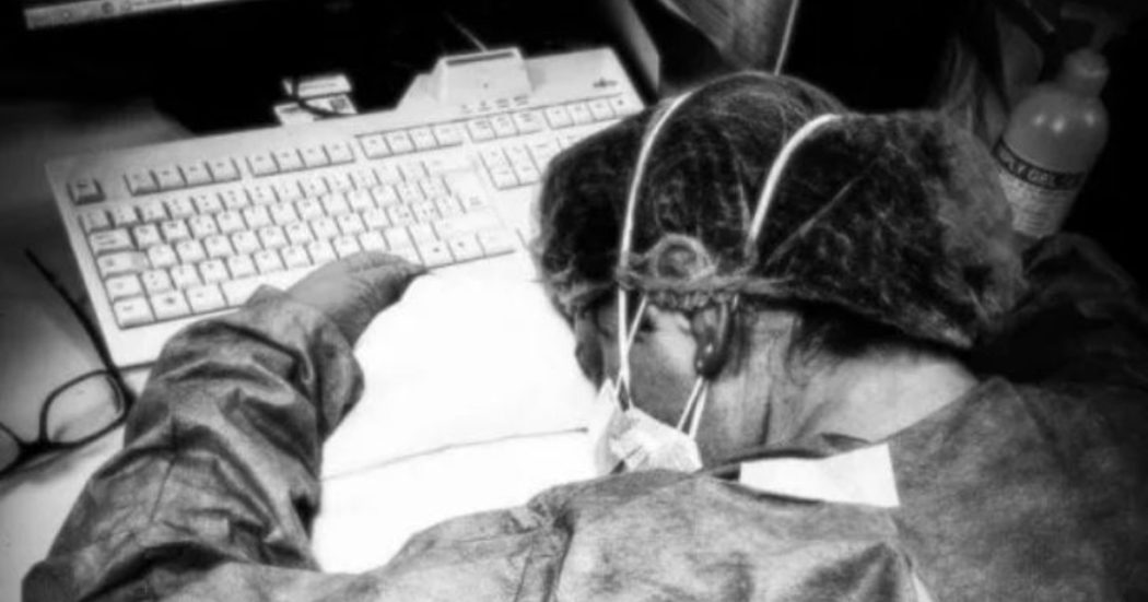 Elena Pagliarini viene fotografata da una collega l’8 marzo, a Cremona, addormentata sulla scrivania dopo un turno massacrante. Due giorni dopo scoprirà di essere anche lei positiva al Sars-Cov-2