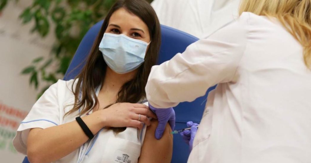Il 27 dicembre è il V-Day europeo. La prima italiana a ricevere la dose di vaccino è Claudia Alivernini, infermiera all’ospedale Spallanzani di Roma (Ufficio Stampa Regione Lazio)