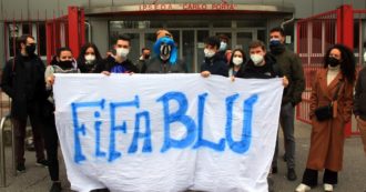 Copertina di Milano, punito dalla scuola perché ha i capelli blu: sit in di solidarietà degli studenti davanti alla scuola con parrucche e striscioni